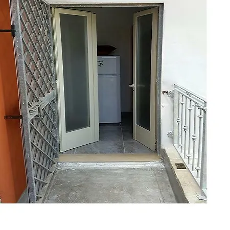 Casa Via Lazio Nyaraló